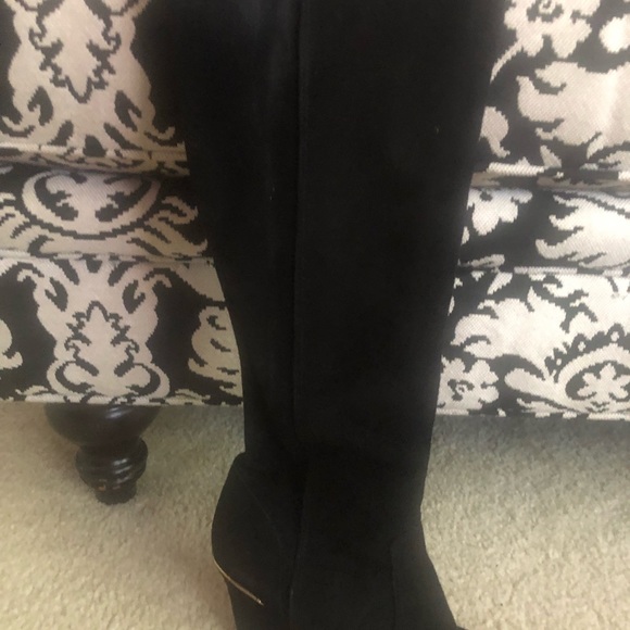 Tory Burch size 8 wedge black suede boot - Picture 6 of 6